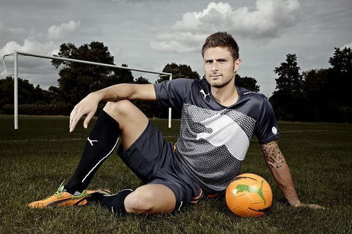 男子用手套自制钓鱼手势浮漂，看到“OK”就表示鱼已咬钩浮漂（手套改造钓鱼手势漂，“OK”一现即中鱼）