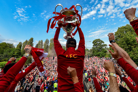 支持家乡球队，费德勒现身巴塞尔主场看台看对阵维拉的比赛（费德勒现身巴塞尔主场为家乡队助威，观战对阵维拉的比赛）