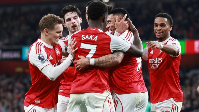 挑事？每日邮报称安东尼比赛中头槌犯规，逃过一张红牌（每日邮报：安东尼比赛中疑似头槌犯规，逃过红牌处罚）