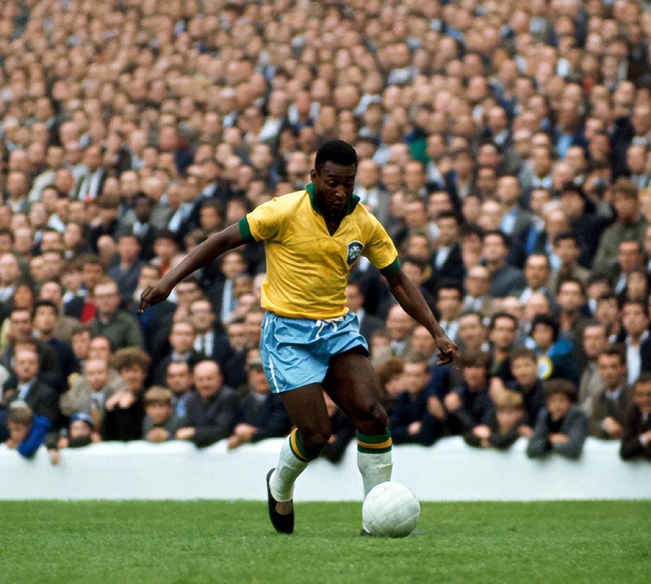 鲁伊-科斯塔否认本菲卡对迪巴拉感兴趣：那不是真的（鲁伊·科斯塔驳斥本菲卡有意迪巴拉传闻：纯属不实）