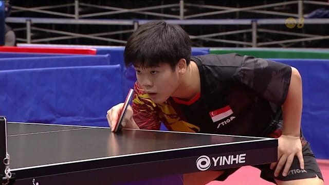 C罗被罚下后，看台上的爱尔兰球迷模仿他做出的哭泣手势（C罗红牌下场后，爱尔兰球迷在看台上模仿其“哭泣”手势）