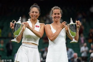 有些尴尬，巴林门将在成功扑救后不慎用脚打入乌龙且弄伤自己（尴尬一幕：巴林门将扑救成功却误踢乌龙，还因此受伤）