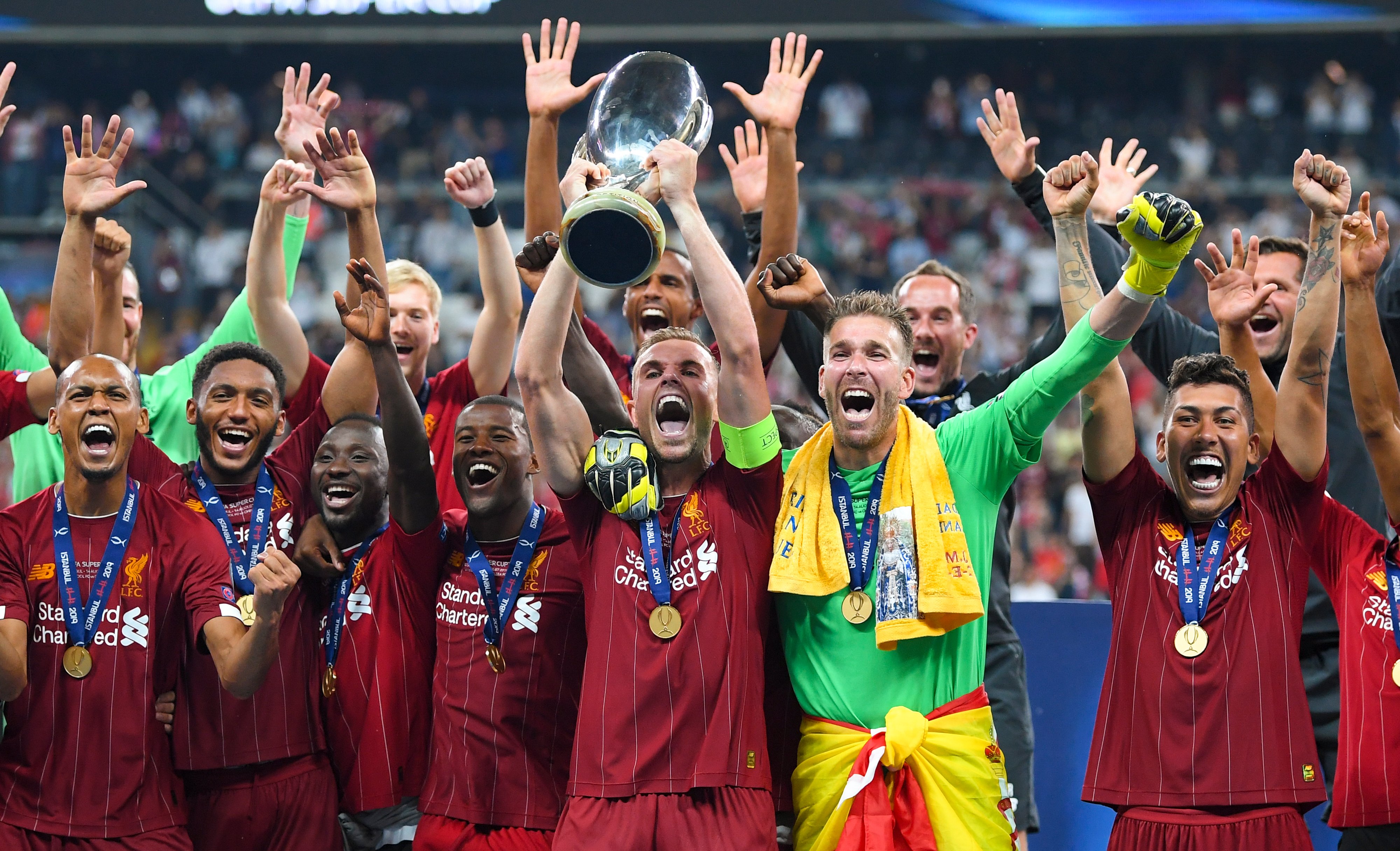 足球世界杯吉祥物亮相，造型引网友热评（世界杯吉祥物发布，外观引发网友热议）